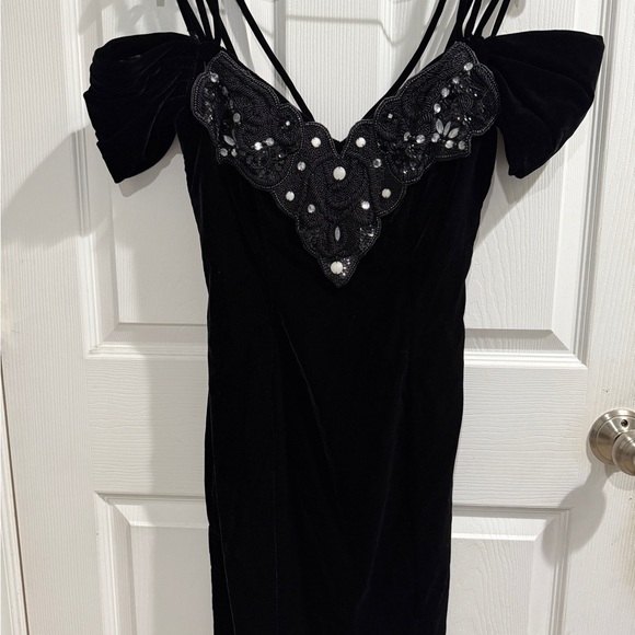 VTG Elegant Black Velvet Dress with Sequin Detailing Sweetheart 🖤 - Picture 2 of 6
